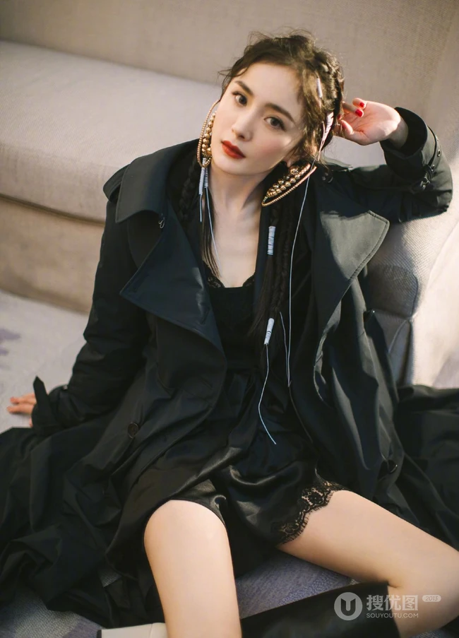 杨幂黑衣大衣搭配肩带蕾丝裙全黑look装扮显气质动人线条感写真照片