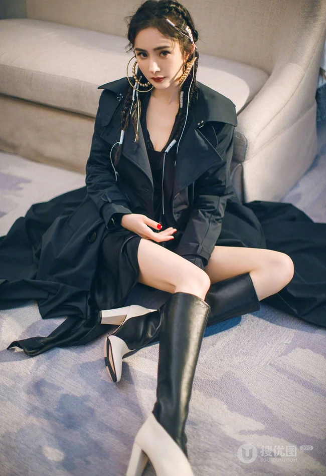 杨幂黑衣大衣搭配肩带蕾丝裙全黑look装扮显气质动人线条感写真照片