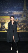 杨幂黑衣大衣搭配肩带蕾丝裙全黑look装扮显气质动人线条感写真照片