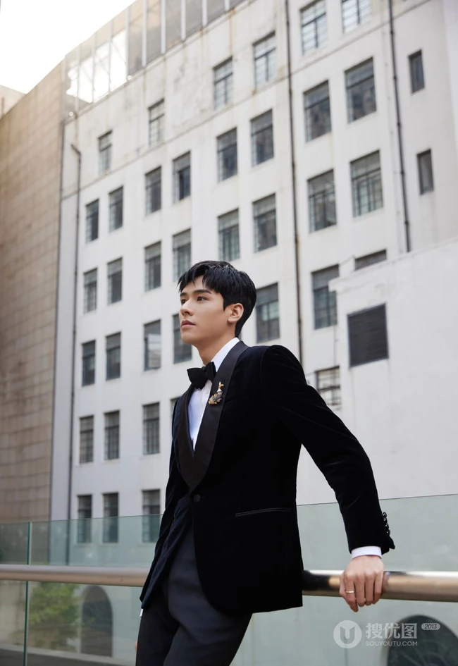 帅气小生龚俊黑色休闲西装礼服穿搭尽显暖男气质写真照片