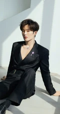 李汶翰全黑LOOK简约装穿搭帅气十足写真照片