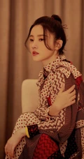 杨子姗复古高领轻薄连衣裙穿搭室内优雅写真美照