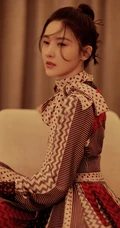 杨子姗复古高领轻薄连衣裙穿搭室内优雅写真美照