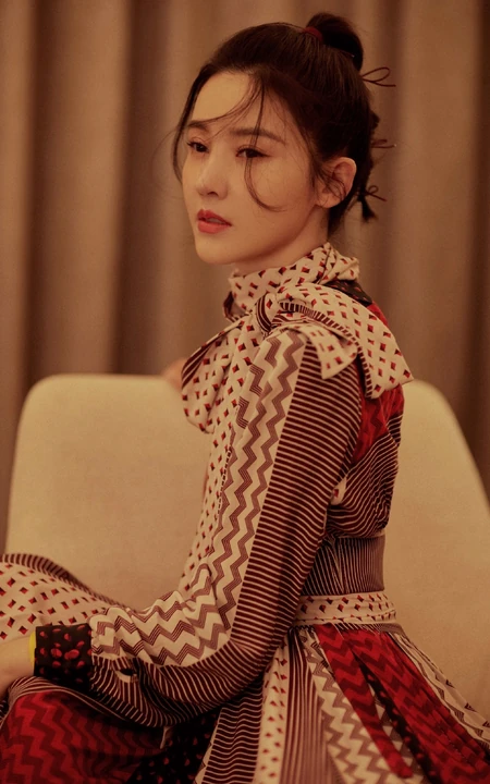 杨子姗复古高领轻薄连衣裙穿搭室内优雅写真美照