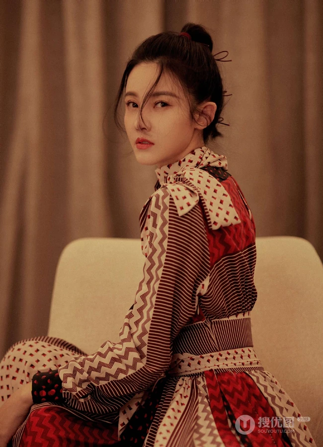 杨子姗复古高领轻薄连衣裙穿搭室内优雅写真美照