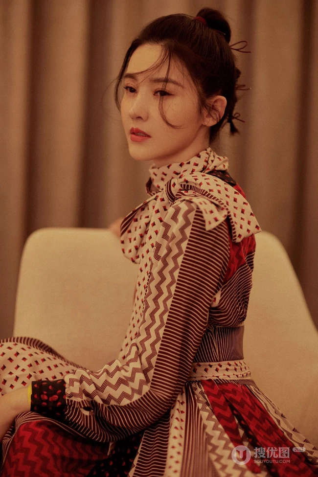 杨子姗复古高领轻薄连衣裙穿搭室内优雅写真美照