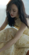 王鸥鹅黄色蕾丝连衣裙穿搭优雅气质写真美照
