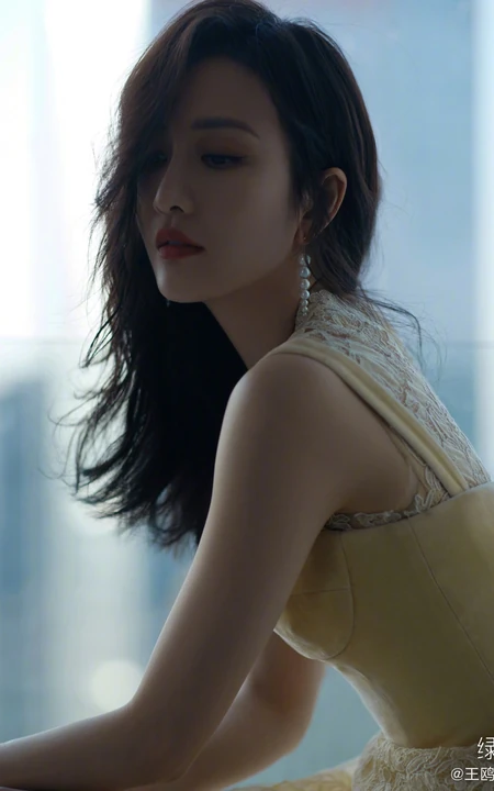 王鸥鹅黄色蕾丝连衣裙穿搭优雅气质写真美照