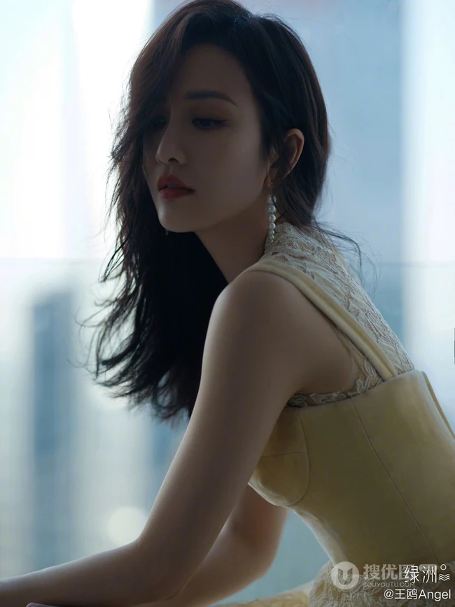 王鸥鹅黄色蕾丝连衣裙穿搭优雅气质写真美照