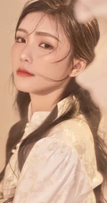 温柔气质型女生小姐姐王敏慈紧身金色旗袍装显白皙线条感写真图片