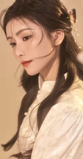 温柔气质型女生小姐姐王敏慈紧身金色旗袍装显白皙线条感写真图片