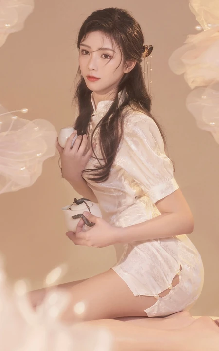 温柔气质型女生小姐姐王敏慈紧身金色旗袍装显白皙线条感写真图片