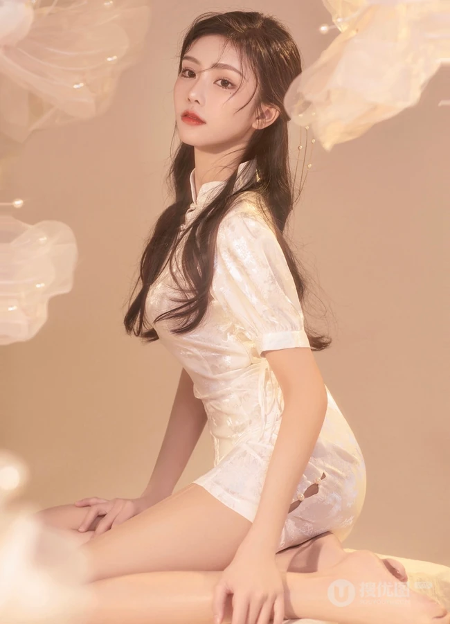 温柔气质型女生小姐姐王敏慈紧身金色旗袍装显白皙线条感写真图片