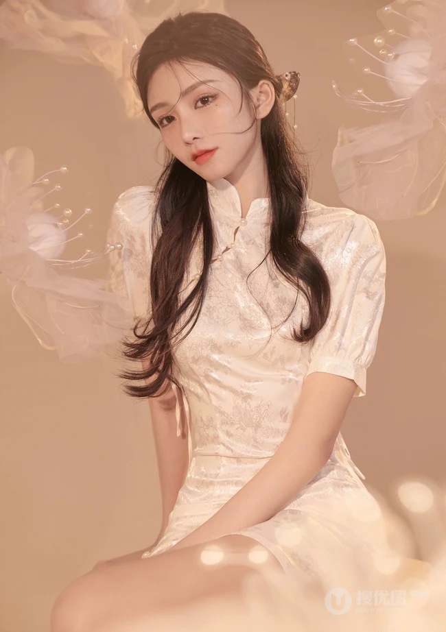 温柔气质型女生小姐姐王敏慈紧身金色旗袍装显白皙线条感写真图片