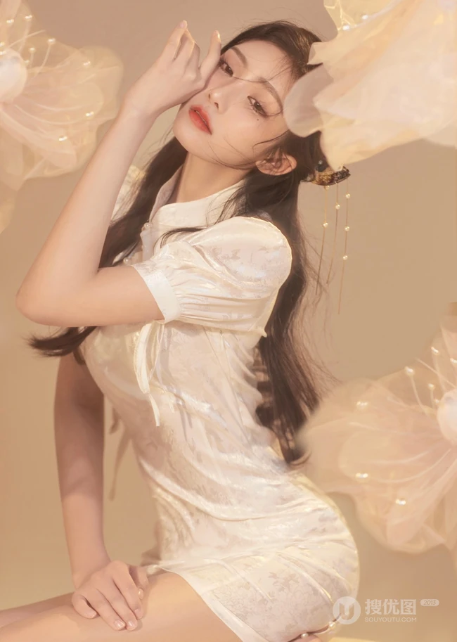 温柔气质型女生小姐姐王敏慈紧身金色旗袍装显白皙线条感写真图片