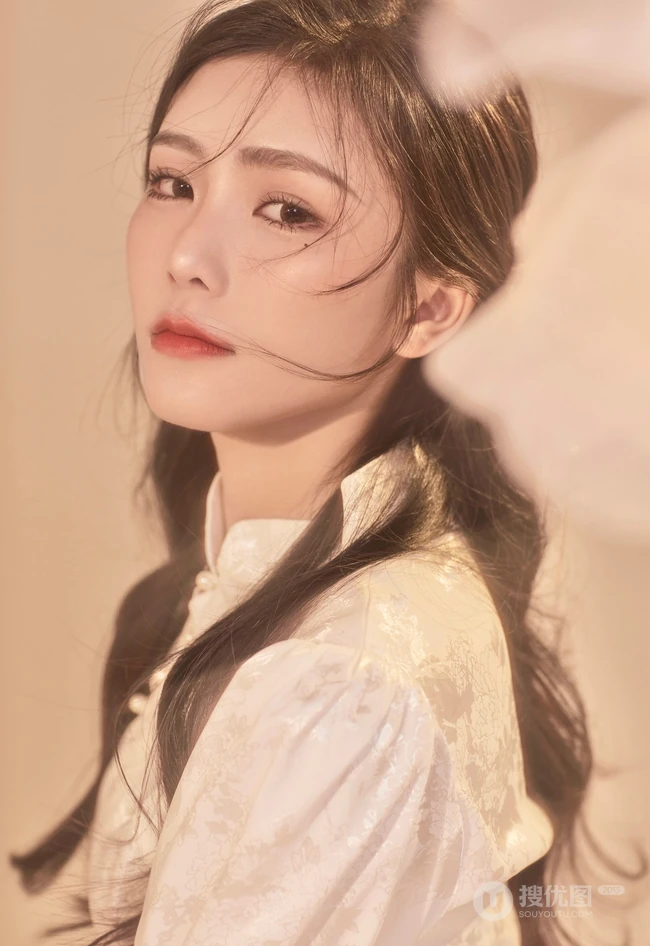 温柔气质型女生小姐姐王敏慈紧身金色旗袍装显白皙线条感写真图片