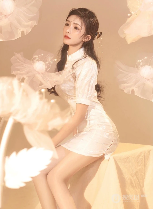 温柔气质型女生小姐姐王敏慈紧身金色旗袍装显白皙线条感写真图片