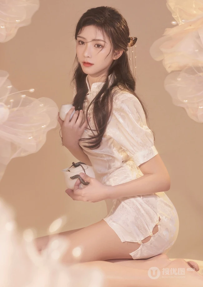 温柔气质型女生小姐姐王敏慈紧身金色旗袍装显白皙线条感写真图片