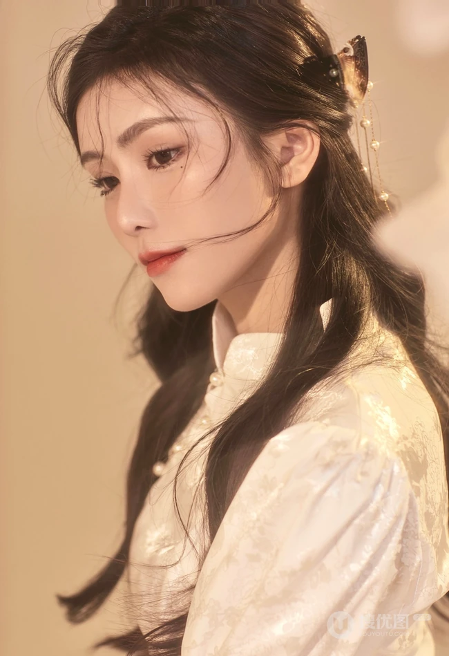 温柔气质型女生小姐姐王敏慈紧身金色旗袍装显白皙线条感写真图片