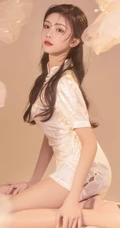 温柔气质型女生小姐姐王敏慈紧身金色旗袍装显白皙线条感写真图片