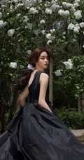 欧阳娜娜唯美森系写真美照，斜肩黑裙穿着营造神秘感
