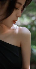 欧阳娜娜唯美森系写真美照，斜肩黑裙穿着营造神秘感