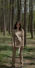 欧阳娜娜唯美森系写真美照，斜肩黑裙穿着营造神秘感