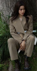 欧阳娜娜唯美森系写真美照，斜肩黑裙穿着营造神秘感