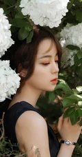 欧阳娜娜唯美森系写真美照，斜肩黑裙穿着营造神秘感