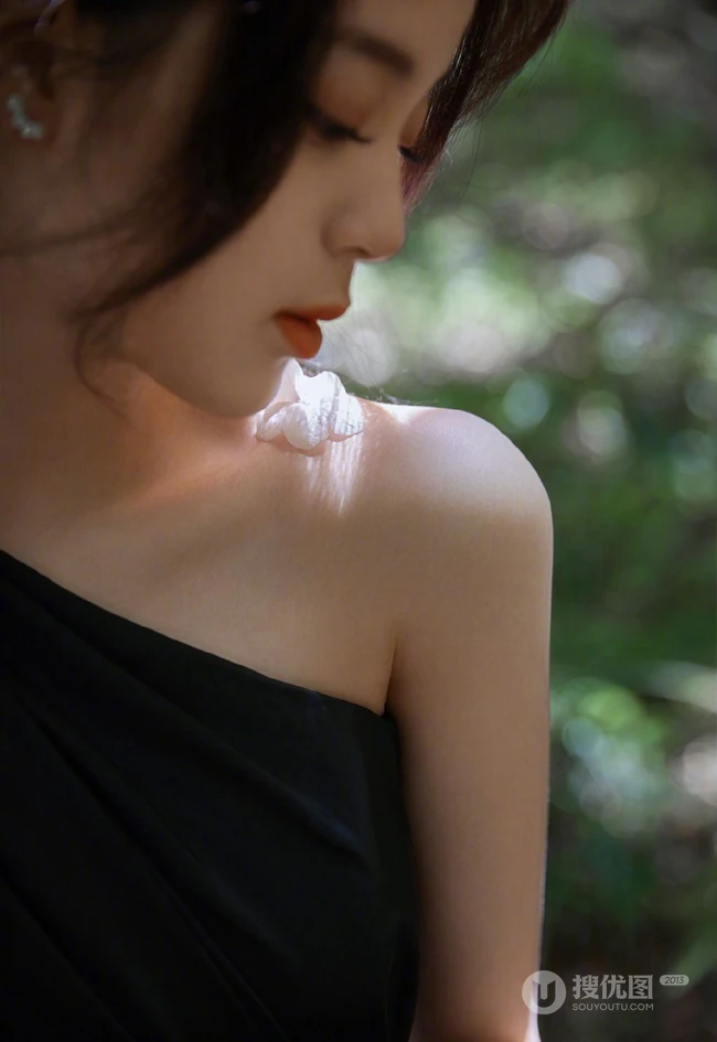 欧阳娜娜唯美森系写真美照，斜肩黑裙穿着营造神秘感