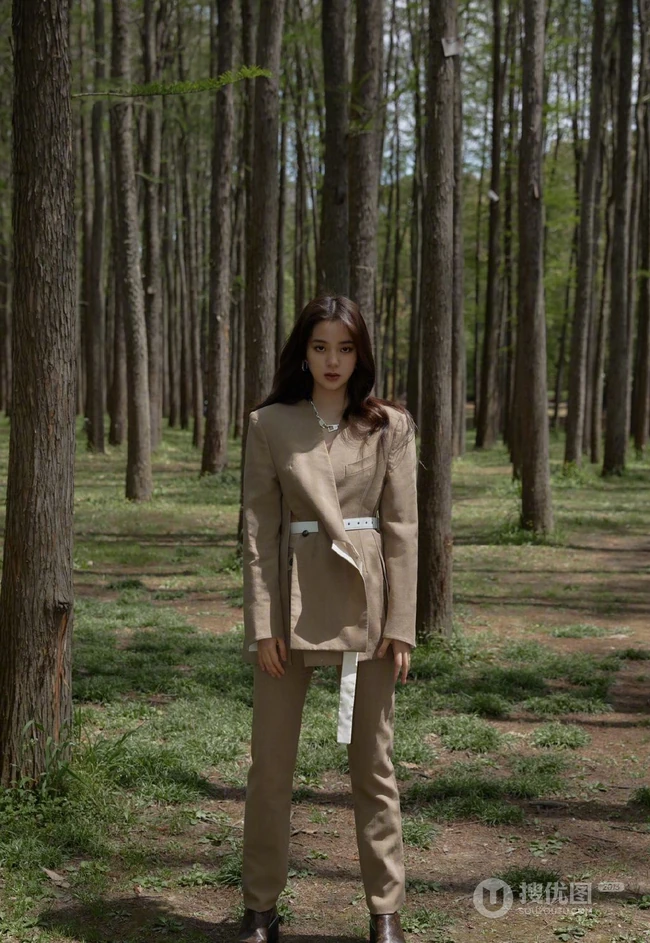 欧阳娜娜唯美森系写真美照，斜肩黑裙穿着营造神秘感