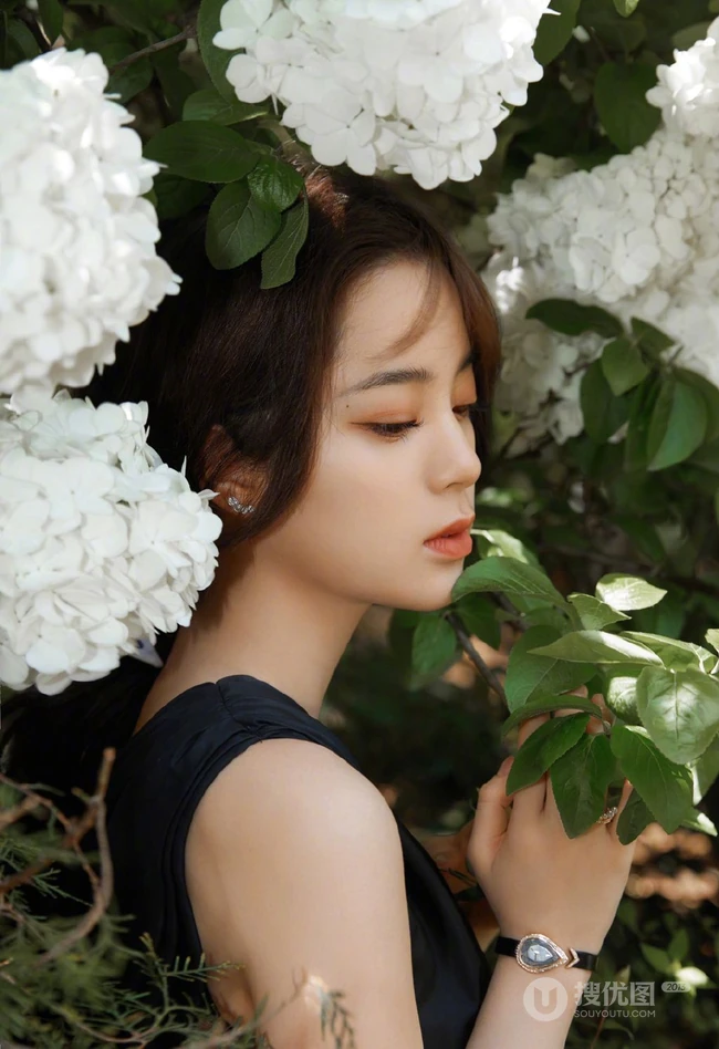 欧阳娜娜唯美森系写真美照，斜肩黑裙穿着营造神秘感