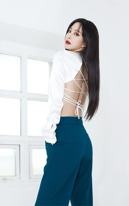 大长腿韩国女演员韩艺瑟精选杂志写真穿搭美图