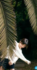 沈月白色毛衣牛仔短裤穿搭清新清新户外游玩森系写真美照