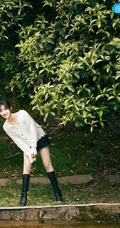 沈月白色毛衣牛仔短裤穿搭清新清新户外游玩森系写真美照