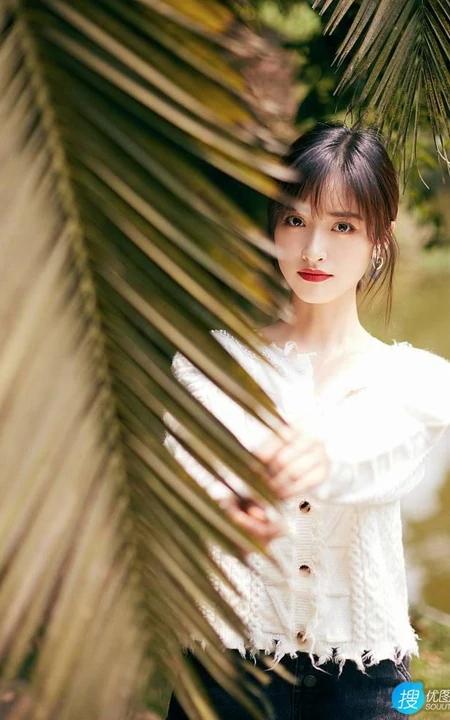 沈月白色毛衣牛仔短裤穿搭清新清新户外游玩森系写真美照