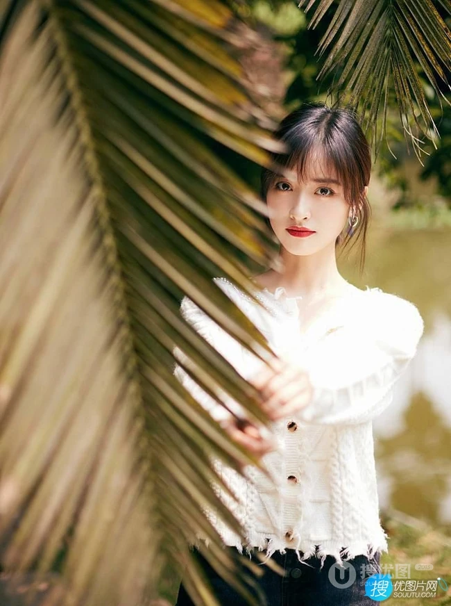 沈月白色毛衣牛仔短裤穿搭清新清新户外游玩森系写真美照