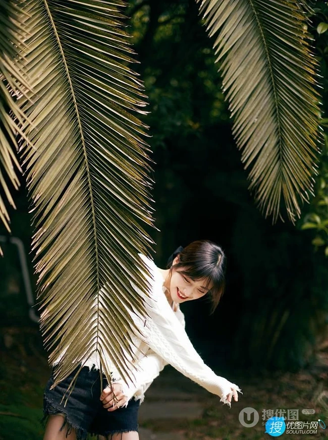 沈月白色毛衣牛仔短裤穿搭清新清新户外游玩森系写真美照