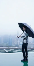 鹿晗水墨风休闲西服黑裤，手拿雨伞宛若翩翩公子户外帅气写真照片