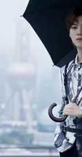 鹿晗水墨风休闲西服黑裤，手拿雨伞宛若翩翩公子户外帅气写真照片