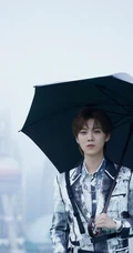 鹿晗水墨风休闲西服黑裤，手拿雨伞宛若翩翩公子户外帅气写真照片