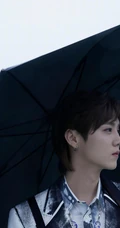 鹿晗水墨风休闲西服黑裤，手拿雨伞宛若翩翩公子户外帅气写真照片