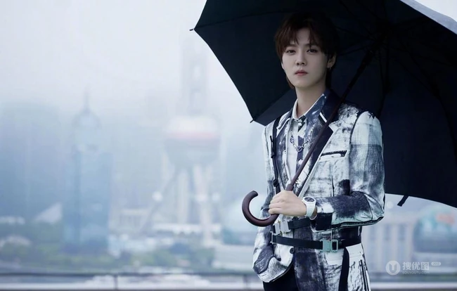 鹿晗水墨风休闲西服黑裤，手拿雨伞宛若翩翩公子户外帅气写真照片