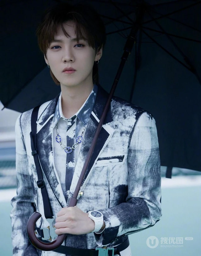 鹿晗水墨风休闲西服黑裤，手拿雨伞宛若翩翩公子户外帅气写真照片