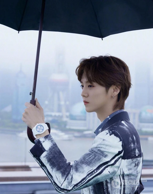 鹿晗水墨风休闲西服黑裤，手拿雨伞宛若翩翩公子户外帅气写真照片