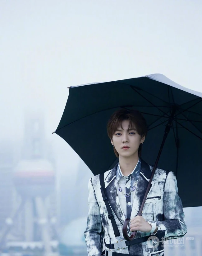 鹿晗水墨风休闲西服黑裤，手拿雨伞宛若翩翩公子户外帅气写真照片