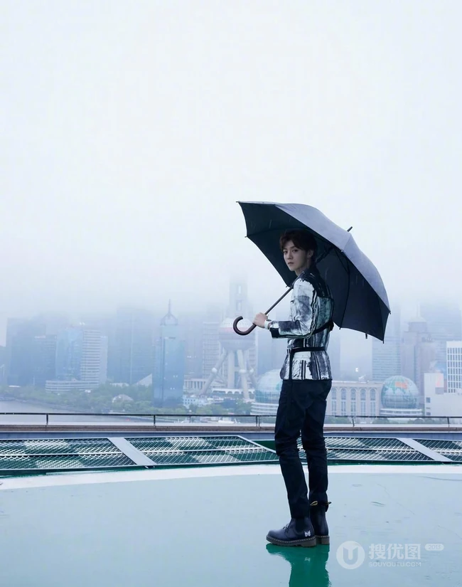 鹿晗水墨风休闲西服黑裤，手拿雨伞宛若翩翩公子户外帅气写真照片