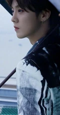 鹿晗水墨风休闲西服黑裤，手拿雨伞宛若翩翩公子户外帅气写真照片