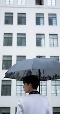 郭俊辰白色西服黑裤穿搭帅气写真照片