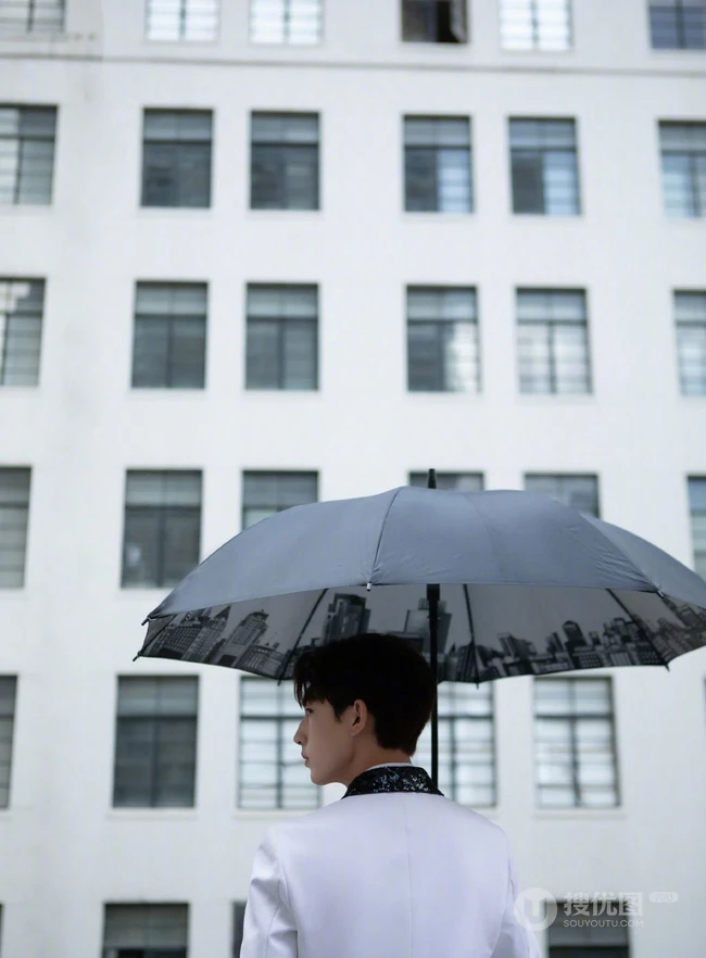 郭俊辰白色西服黑裤穿搭帅气写真照片